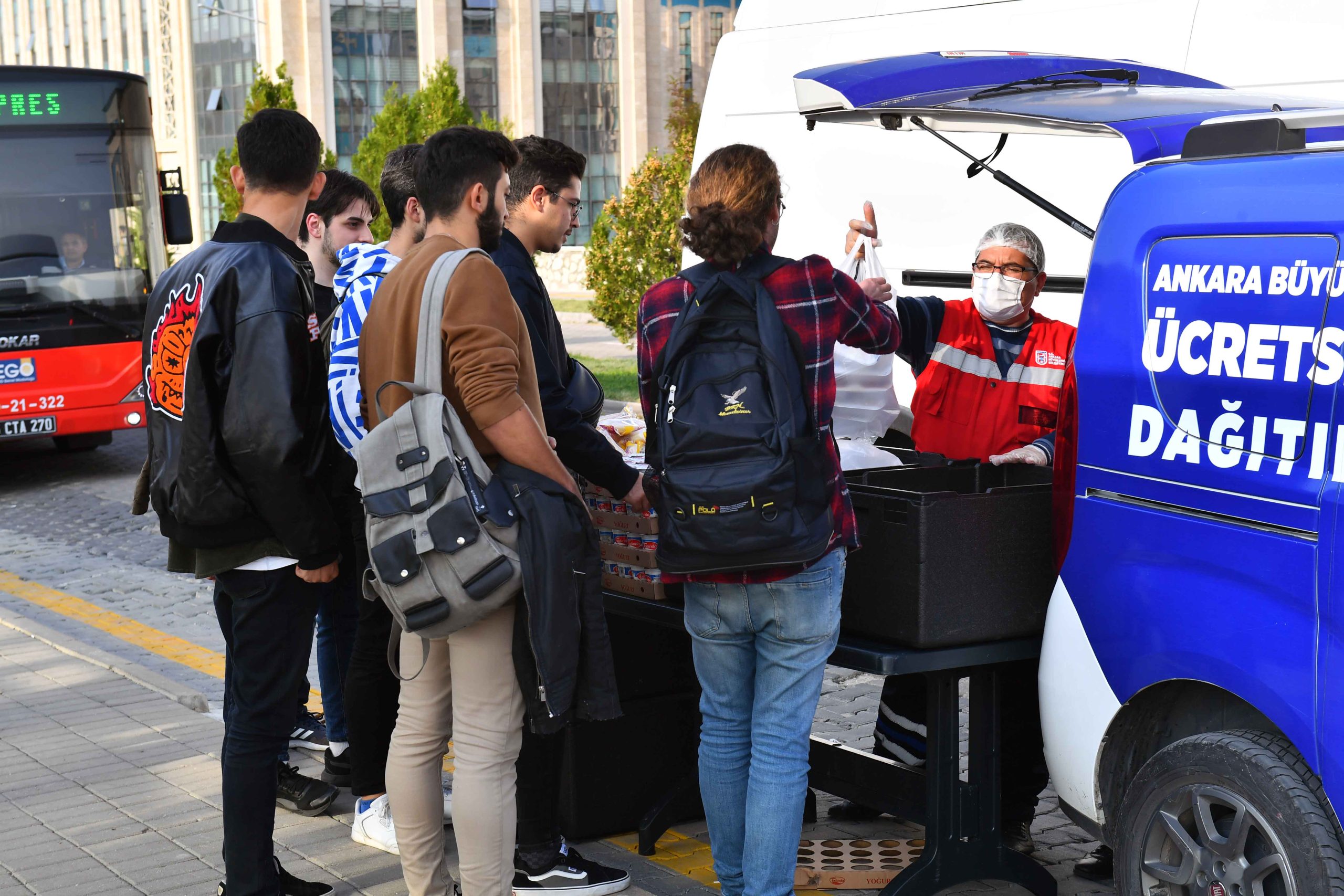 ABB'den üniversite öğrencilerine sıcak yemek ikramı