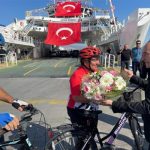 Başkan Soyer, 350 bininci bisikletli yolcuya plaket ve çiçek verdi