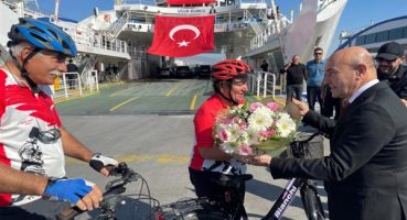 Başkan Soyer, 350 bininci bisikletli yolcuya plaket ve çiçek verdi