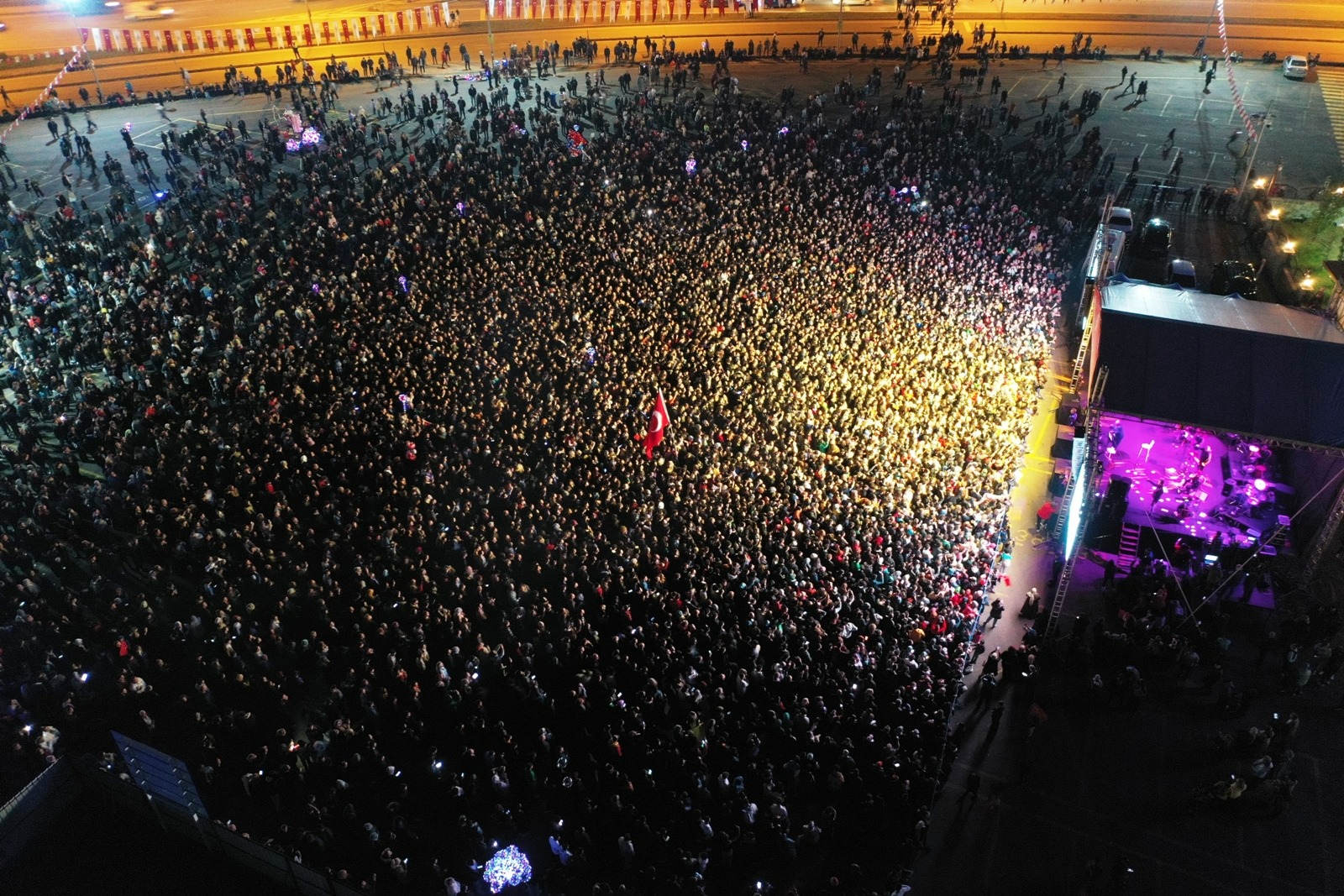 Cengiz Kurtoğlu, Rize'de sahne aldı