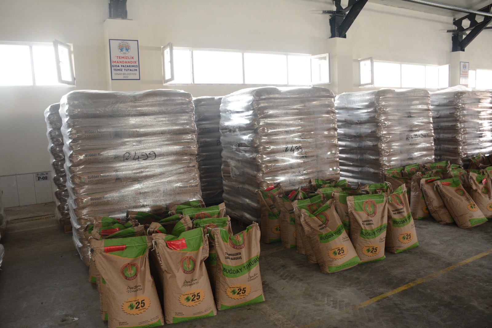 Dinar’da çiftçilere 78 ton buğday tohumu dağıtıldı