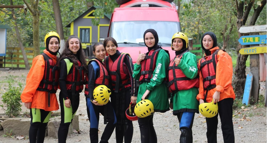 Esenler'den gençlere Melen Çayı'nda rafting etkinliği