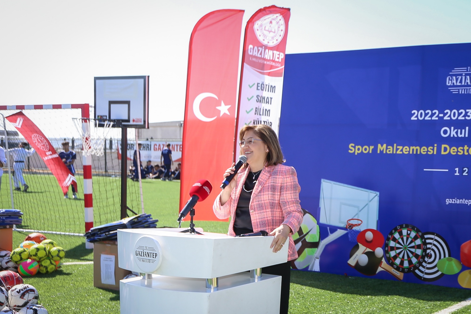 Gaziantep Büyükşehir'den okullara spor malzemesi desteği