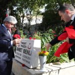 Hatay'da şehit kabirlerine karanfil bırakıldı