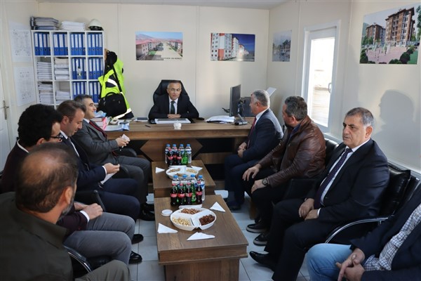 Rize Valisi Çeber, Salarha'da yapımında sona gelinen konutları inceledi