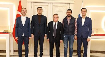 Antalya Büyükşehir Belediye Başkanı Muhittin Böcek gençleri ağırladı