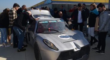 Ayvaz’ın elektrikli otomobili Yorglass’ın Bolu fabrikasında sergilendi