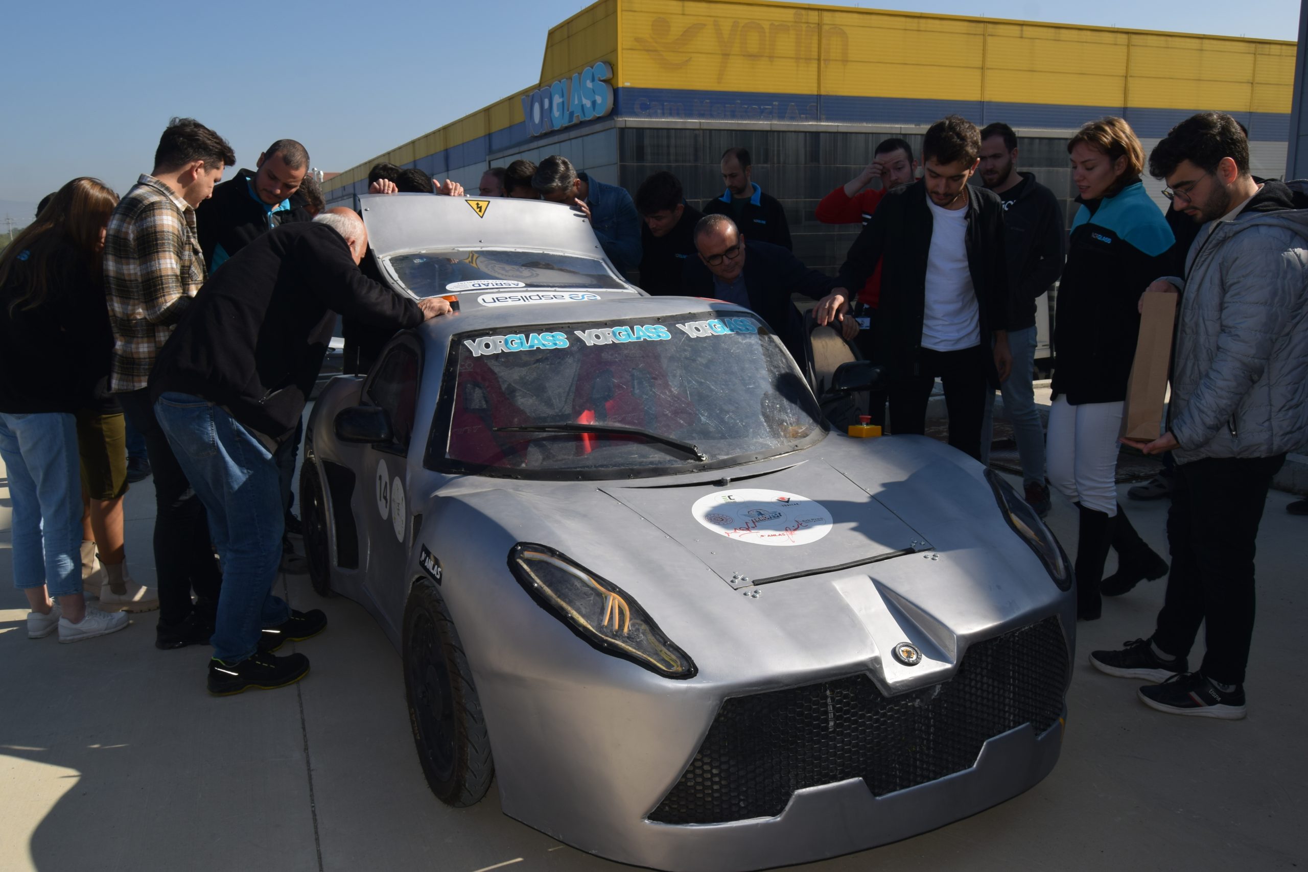 Ayvaz'ın elektrikli otomobili Yorglass’ın Bolu fabrikasında sergilendi