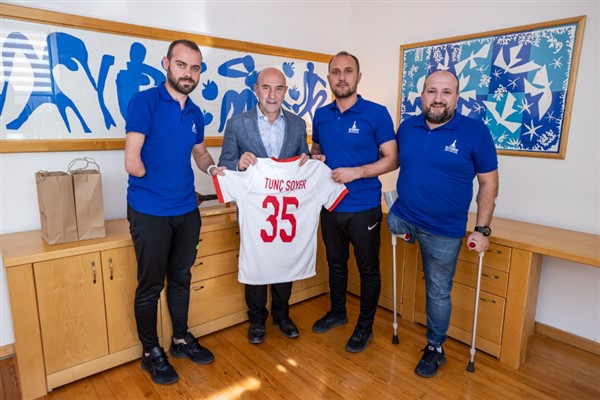 Dünya şampiyonu Ampute Milli Takımı'nın kalecisi Erdi Arslan İzmir’in gururu oldu