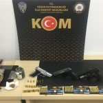 Keşan'da bir evde silah ve uyuşturucu ele geçirildi