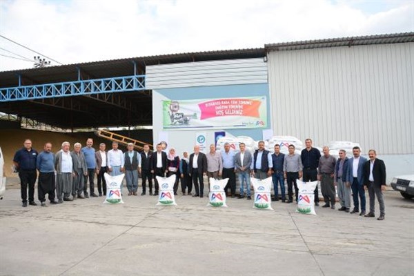 Mersin'den Tarsuslu üreticiye 7 ton yem tohumu desteği