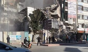 Yıkım çalışmasında molozlar yola devrildi