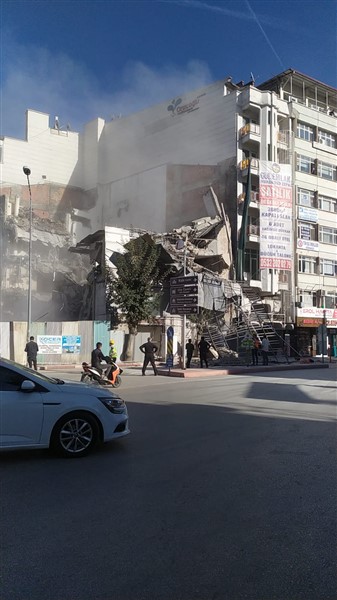 Yıkım çalışmasında molozlar yola devrildi