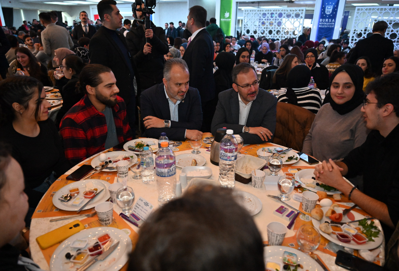 Bakan Kasapoğlu ve Başkan Aktaş gençlerle buluştu