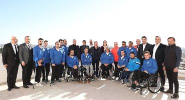 Başkan Böcek Tekerlekli Basketbol Takımı ile buluştu