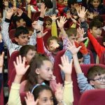 bayraklili-cocuklar-tiyatroyu-sevdi.jpg