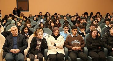 Öğrenciler Şehir Tiyatrosu oyuncularıyla buluştu