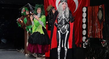 Ukraynalı çocuklara tiyatro gösterisi