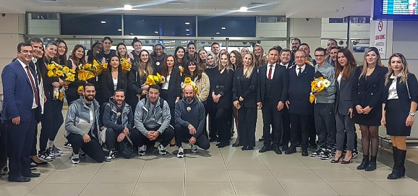 vakifbank-kulupler-dunya-sampiyonasi-icin-antalyaya-gitti.jpg