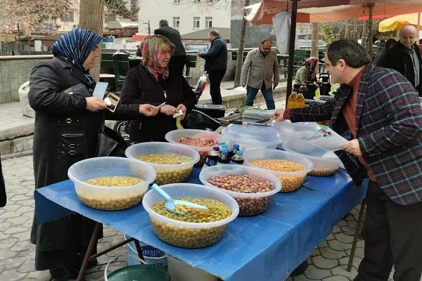 CHP'li Keleş, Pamukova pazar esnafını ziyaret etti