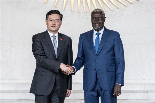 Çin Dışişleri Bakanı Qin, Afrika Birliği Komisyonu Başkanı Mahamat'la görüştü