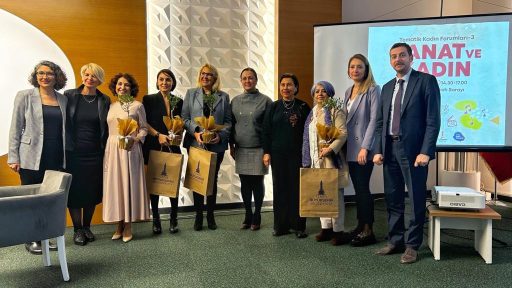 İzmir'de tematik Kadın Forumu düzenlendi
