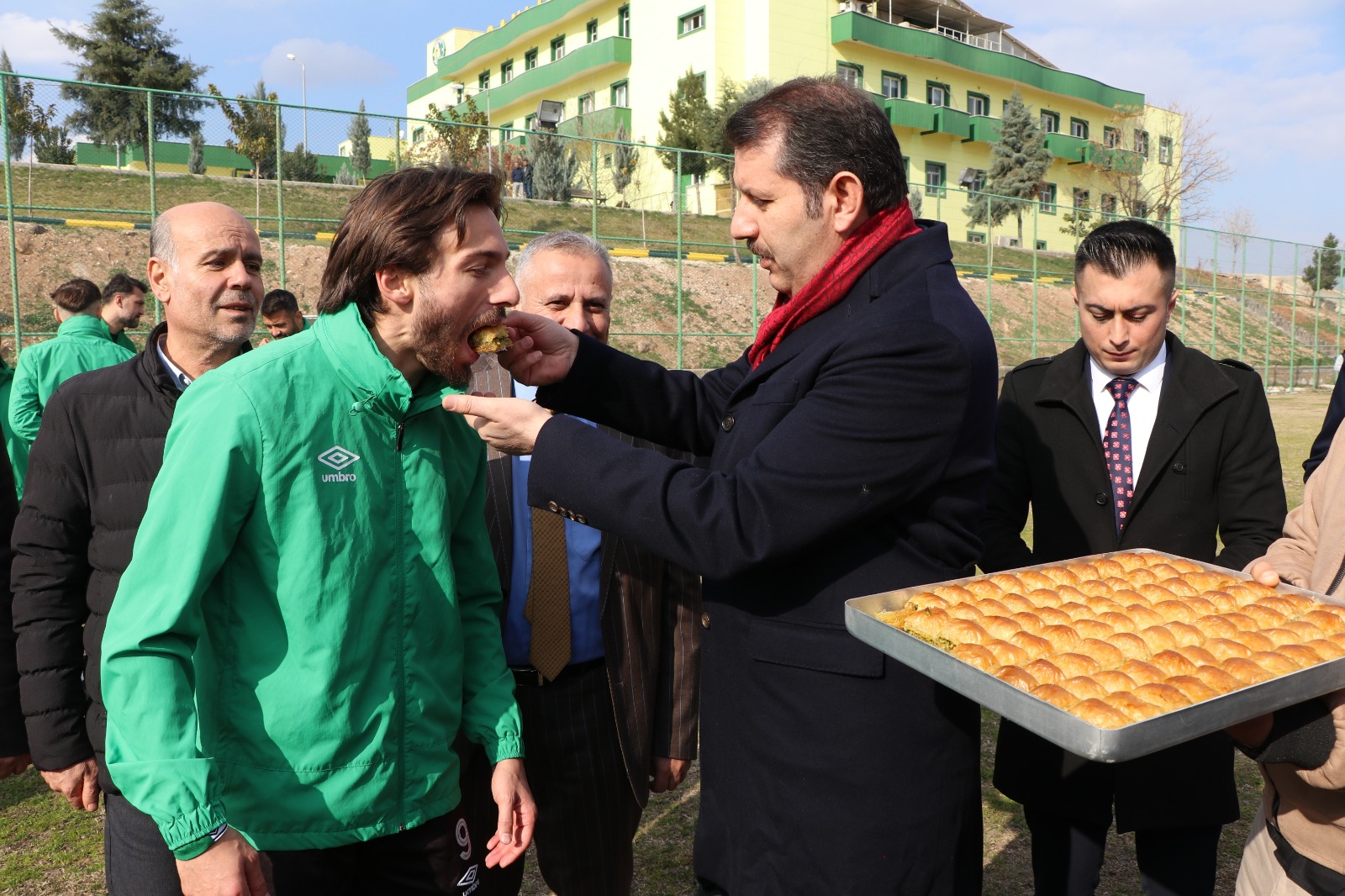 Vali Ayhan, Şanlıurfaspor'u ziyaret etti