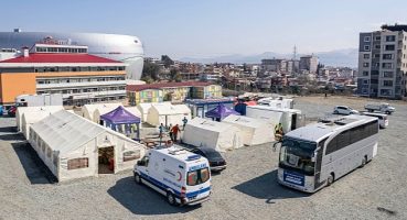İzmir Büyükşehir Belediyesi Hatay'da mobil ameliyathaneli sahra hastanesi kurdu