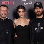 netflix-yeni-dizisi-terzinin-lansmanini-ekibin-bir-araya-geldigi-bir-yemek-ile-kutladi.jpg