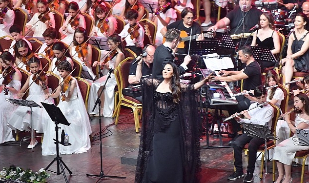 askin-nur-yengi-ve-bilfen-filormoni-orkestrasi-sahne-aldi.jpg