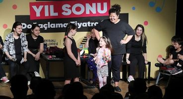 Bayraklılı tiyatrocular ayakta alkışlandı