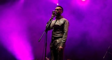 Cem Adrian'dan Duygu Yüklü Bir Sahne Performansı