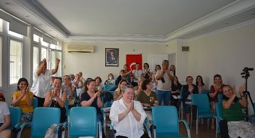 İzmir'in girişimci kadınları sertifikalarını aldı