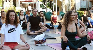 Karşıyaka'da en uzun güne yoga ile başladılar