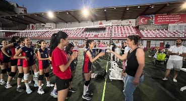 Bayraklı'da voleybol şenliği