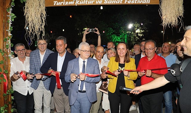 burhaniye-33-kultur-ve-sanat-festivali-kapilarini-acti.jpg