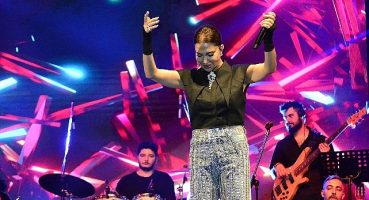 Ebru Yaşar'dan Büyüleyici Sahne Performansı: Hastalığa İnat!