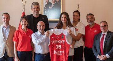 Milli takım oyuncularından Başkan Soyer'e kupa sözü