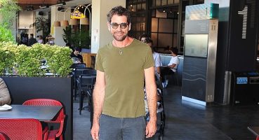 Ünlü oyuncu Cemal Hünal öğle yemeği için geldiği Kanyon'da objektiflerimize takıldı.