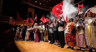 İzmirli muhtarlar Cumhuriyet'in 100'üncü yılı için yeniden sahneye çıktı