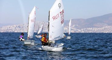 Narlıdere'den açılan yelkenler, İzmir Körfezi'nde görsel şölen yaşattı