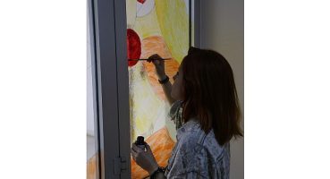 Egeli öğrenciler bina kapılarına vitrayla renk kattı