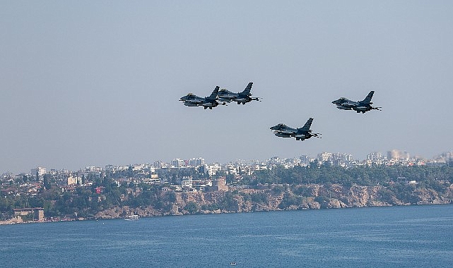 f-16lardan-antalya-semalarinda-muhtesem-gosteri.jpg