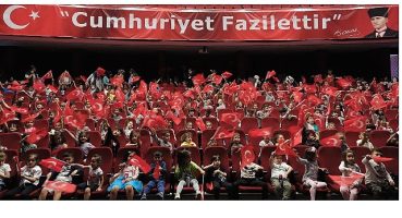 Şehir tiyatroları cumhuriyetin 100.yılını “benim güzel pabuçlarım” oyununu çocuklarla buluşturdu