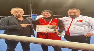 İbrahim Murat Gündüz, Uluslararası Boks Turnuvası’nda göz dolduran performanslarıyla dikkat çeken Oktay Çiçek’in yetiştirdiği boksörleri başarılarından ötürü kutladı.