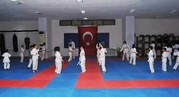 Kemer Belediyesi Karateciler kuşak atladı