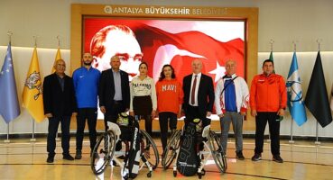 Büyükşehir Belediyesi engelli milli sporculara ekipman desteği sağladı