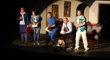 Narlıdere Belediye Tiyatrosu, iki perdelik durum komedisi Tom, Dick ve Harry adlı oyunu Atatürk Kültür Merkezi'nde sanatseverlerle buluşturdu