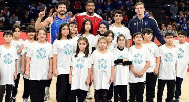 Anadolu Efes – EA7 Armani Milan Maçında One Team Programına Katılan Çocuklar Parkeye Çıktı