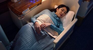 Emirates, Business Class yolcularını uzun uçuşlarda daha rahat ettirecek yeni uçak içi kıyafet setini tanıttı